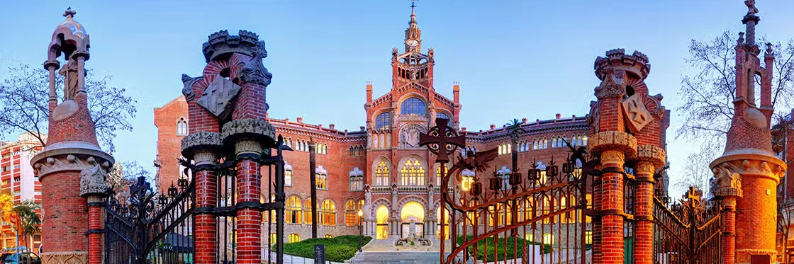 Fachada modernista del Hospital de la Santa Creu i Sant Pau de Barcelona, sede de la formación en cirugía plástica del Dr. Rodrigo Montoya