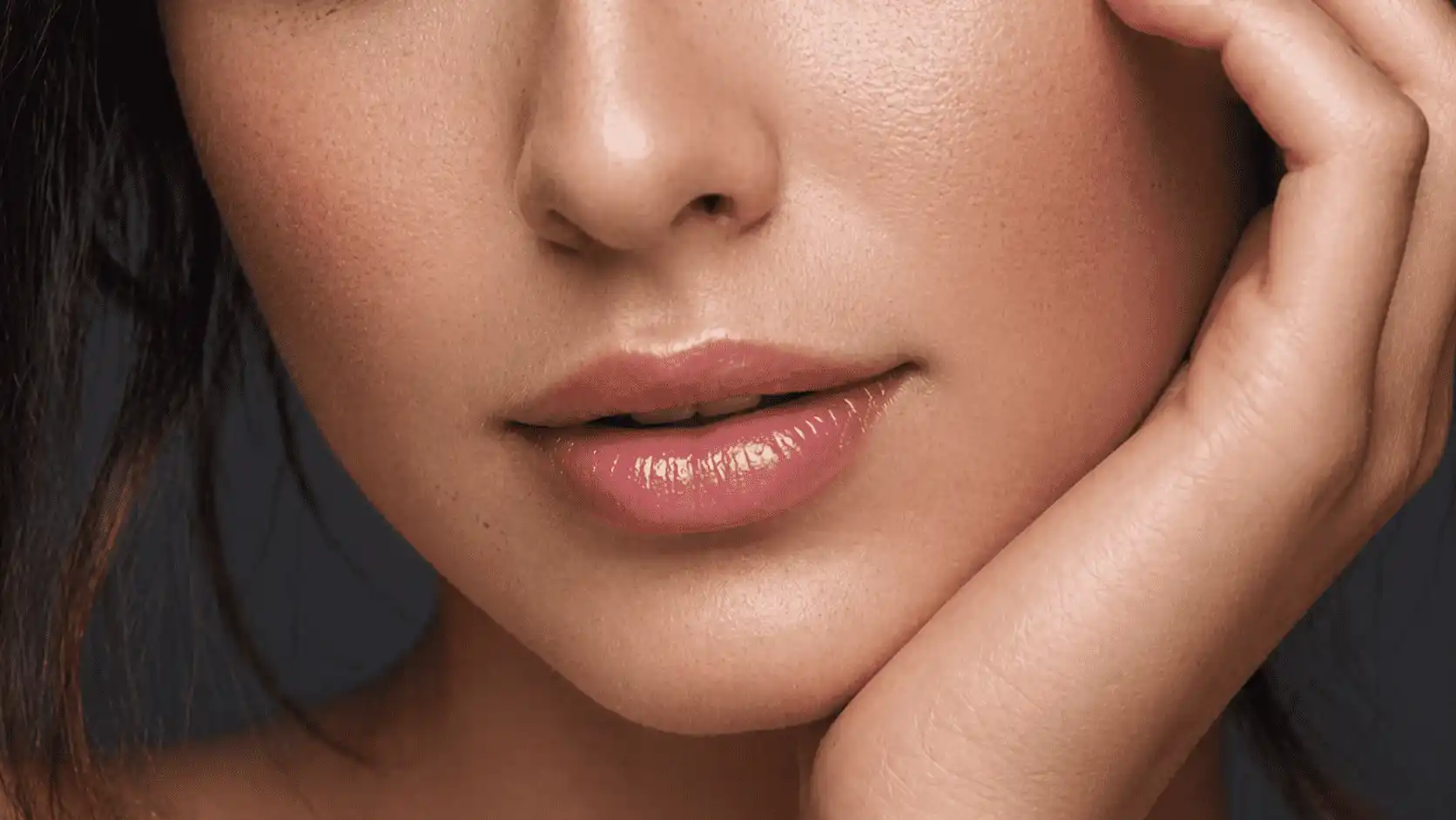 Nariz femenina con resultado natural de rinoplastia de técnica cerrada