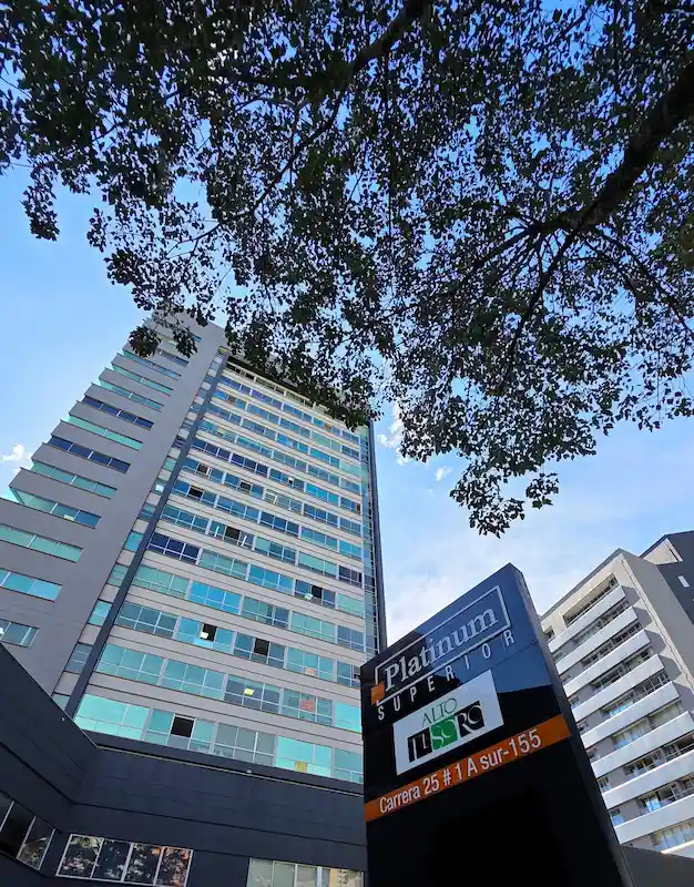 Edificio Platinum Superior donde se encuentra el consultorio del Dr. rodrigo Montoya Cirujano Plástico en el Poblado en Medellín