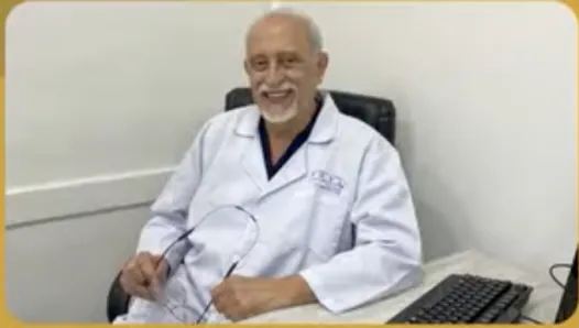 Dr. Rodrigo Montoya, cirujano plástico, en su consultorio de Medellín