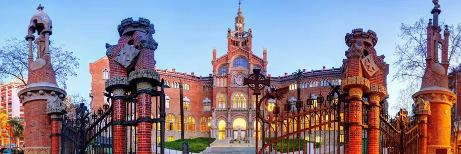 Fachada modernista del Hospital de la Santa Creu i Sant Pau de Barcelona, sede de la formación en cirugía plástica del Dr. Rodrigo Montoya
